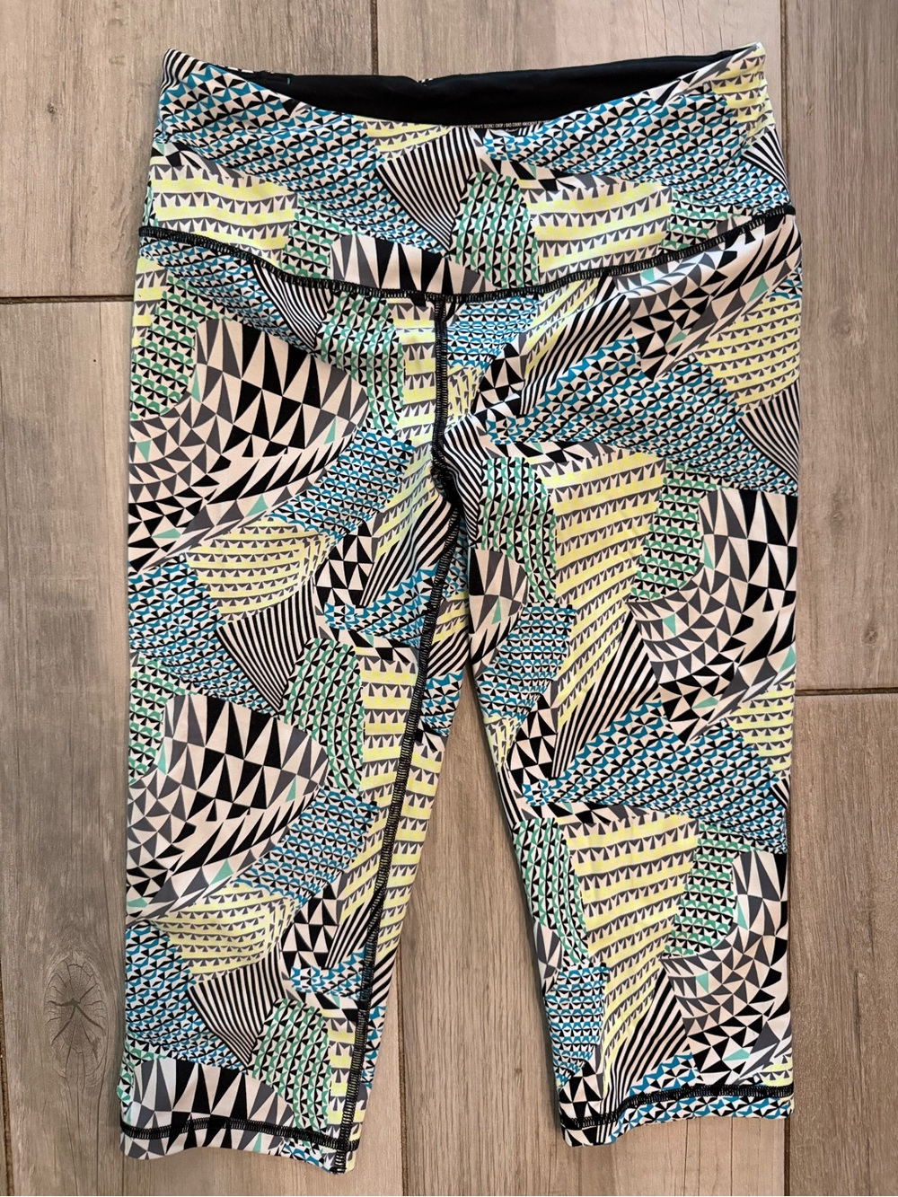 Victoria's Secret Sport Multicolor Geometric Capri Leggings